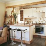 ห้องครัวสว่างสดใสขนาดเล็กพร้อมเคาน์เตอร์บาร์