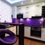 ห้องครัวขนาดเล็กที่สะดวกสบายพร้อมการเน้นสีม่วงในการตกแต่งภายใน