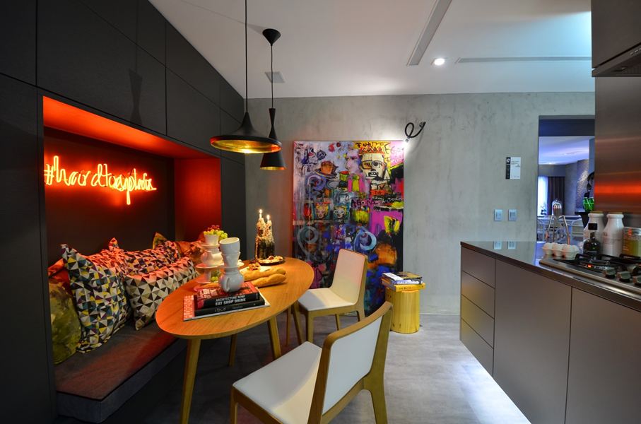 Décoration murale sur le canapé avec lettrage néon