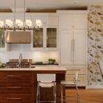 Le papier peint avec de grandes marguerites a apporté une touche de frivolité et de naïveté à un intérieur de cuisine assez austère