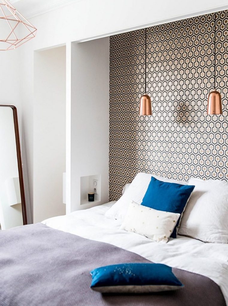 Décoration murale sur le papier peint du lit