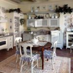 Peintures originales, décorations, textiles pour meubles ajoutent un chic particulier aux meubles de style provençal