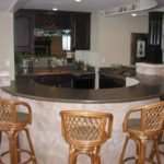 เคาน์เตอร์บาร์ครึ่งวงกลมพร้อมคอลัมน์