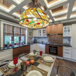 Lampu dengan naungan kaca berwarna