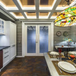 Kaca terbaja di pintu dapur