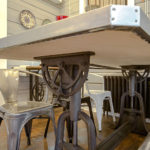 Letakkan kaki besi di meja makan dengan gaya retro