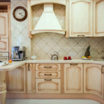 Dapur gaya klasik dengan bar sarapan pagi