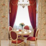 Langit Burgundy di tingkap dapur