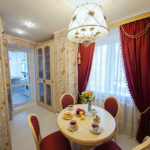 Chandelier dengan tudung lampu kain di siling dapur