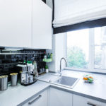 Sink dapur di windowsill putih