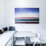 Lukis sebagai aksen di dinding putih