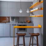 ครัวสีเทาพร้อมแถบสว่างและชั้นวางอาหาร