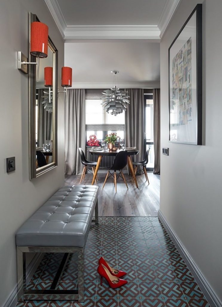 Appliques rouges sur les côtés du miroir dans le couloir