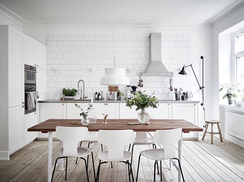 Table en bois dans la cuisine dans le style du pays scandinave