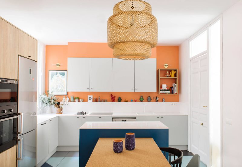 Conception de cuisine avec un ensemble blanc dans un style moderne