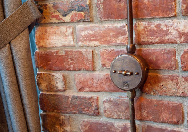 Interrupteur vintage sur un mur de briques
