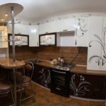 ห้องครัวผิดปกติอย่างมีสไตล์พร้อมบาร์อาหารเช้าสุดคลาสสิก