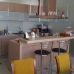 การตกแต่งภายในห้องครัวที่ทันสมัยและผิดปกติในสีดินเผา