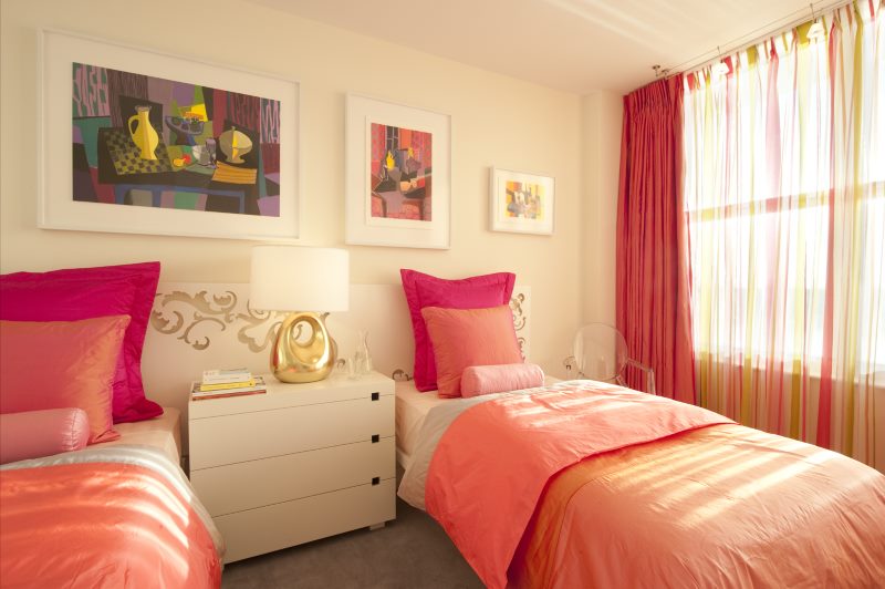 Lumière vive provenant d'une grande fenêtre dans la chambre des enfants