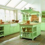 Cuisine lumineuse de style provençal dans une couleur verte juteuse
