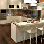 เคาน์เตอร์บาร์สองระดับที่สะดวกสบายรวมกับเคาน์เตอร์