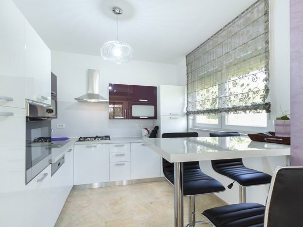 เคาน์เตอร์บาร์แคบและสูงกับผนัง