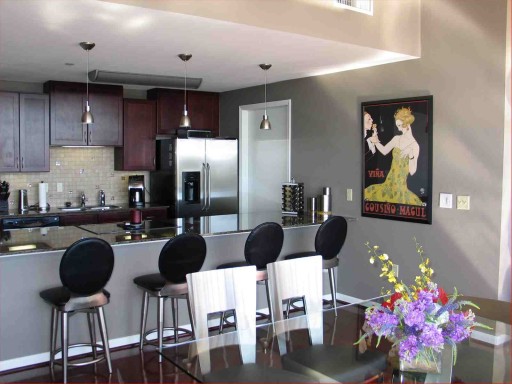 เคาน์เตอร์บาร์เป็นองค์ประกอบสำคัญ