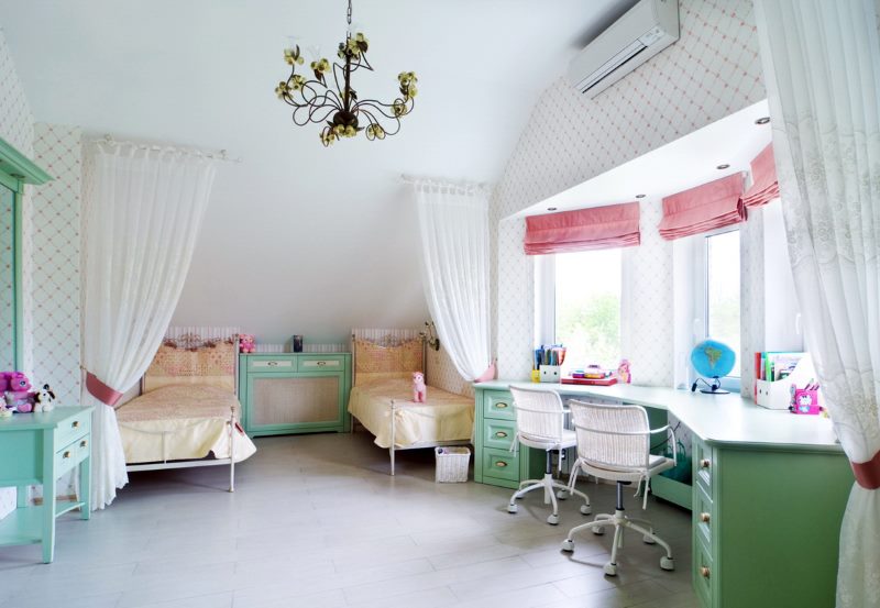 Organisation d'emplois pour les filles des écolières