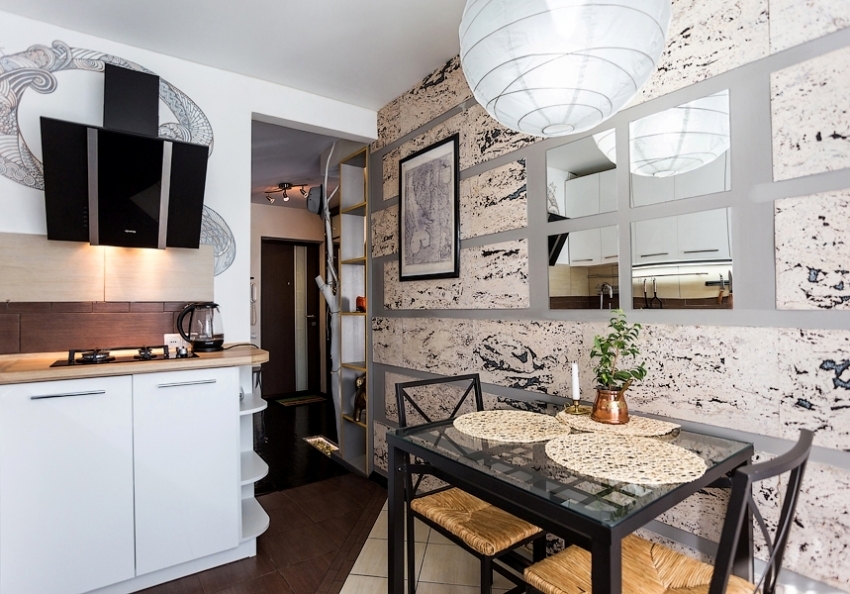 Décoration murale dans une petite cuisine avec miroirs
