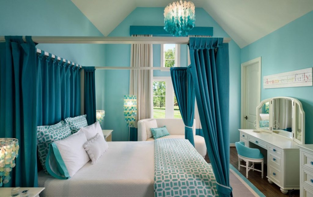 Lit mansardé dans maison mansardée privée