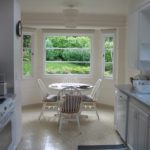 Meja makan di balkoni rumah peribadi