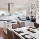 Kandil kaca di siling dapur