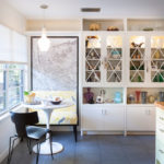 Meja bulat kecil di hadapan tetingkap dapur