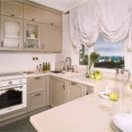 Sink dapur di depan tingkap besar