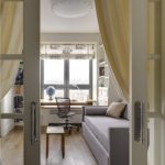 Rideaux beiges sur les portes de la pépinière