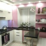 Dapur padat dengan bar sarapan pagi