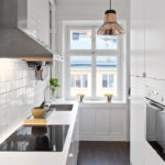 Reka bentuk dapur sempit berwarna putih