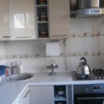 Apron seramik di dinding dapur