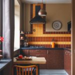 Kerusi kayu di hadapan meja dapur