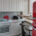 Dua najis bar di hadapan tetingkap dapur