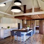 d'énormes lampes au plafond de la cuisine