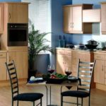 Verres avec du bon vin sur une petite table