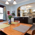 Serviettes textiles sur une table en bois