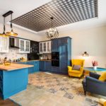 Meubles bleus à l'intérieur de la cuisine