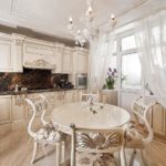 Tulle clair sur la fenêtre de la cuisine avec un groupe repas