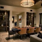 Chaises rembourrées à la longue table