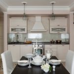 Service à thé sur la table de la cuisine