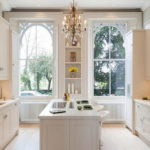 Cuisine avec îlot aux couleurs vives