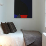 Petite pièce un peu plus large que le lit