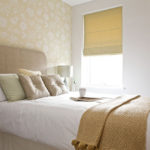 Lumière vive d'une petite fenêtre de chambre